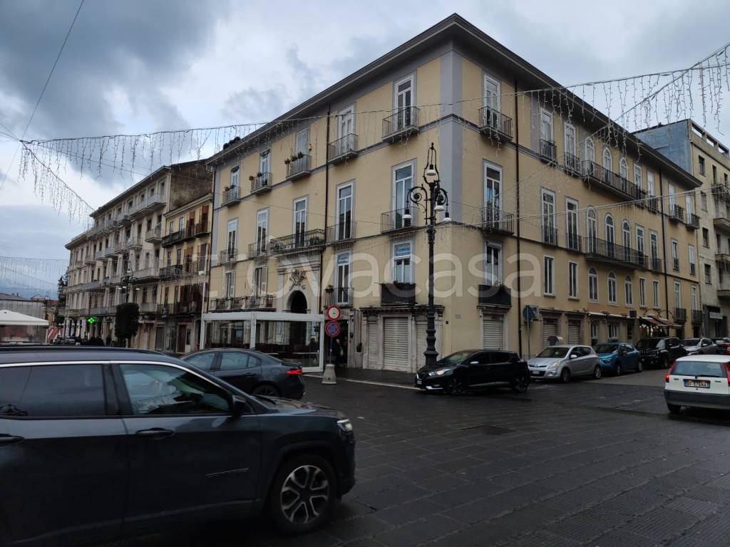 Negozio in affitto ad Avellino corso Vittorio Emanuele, 37