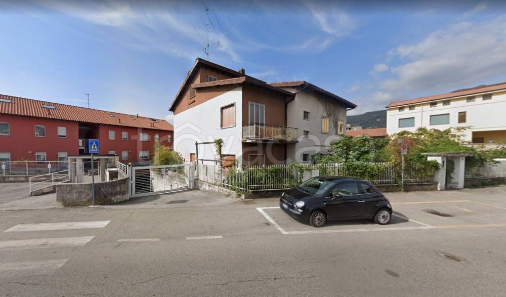 Villa in in vendita da privato a Erba via Luigi Zappa, 16