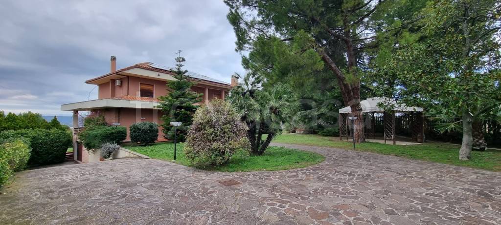 Villa in vendita a Montesilvano via Colle Portone