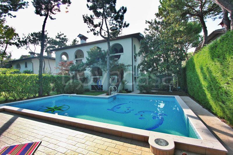Villa Bifamiliare in vendita a Lignano Sabbiadoro calle Schumann, 10