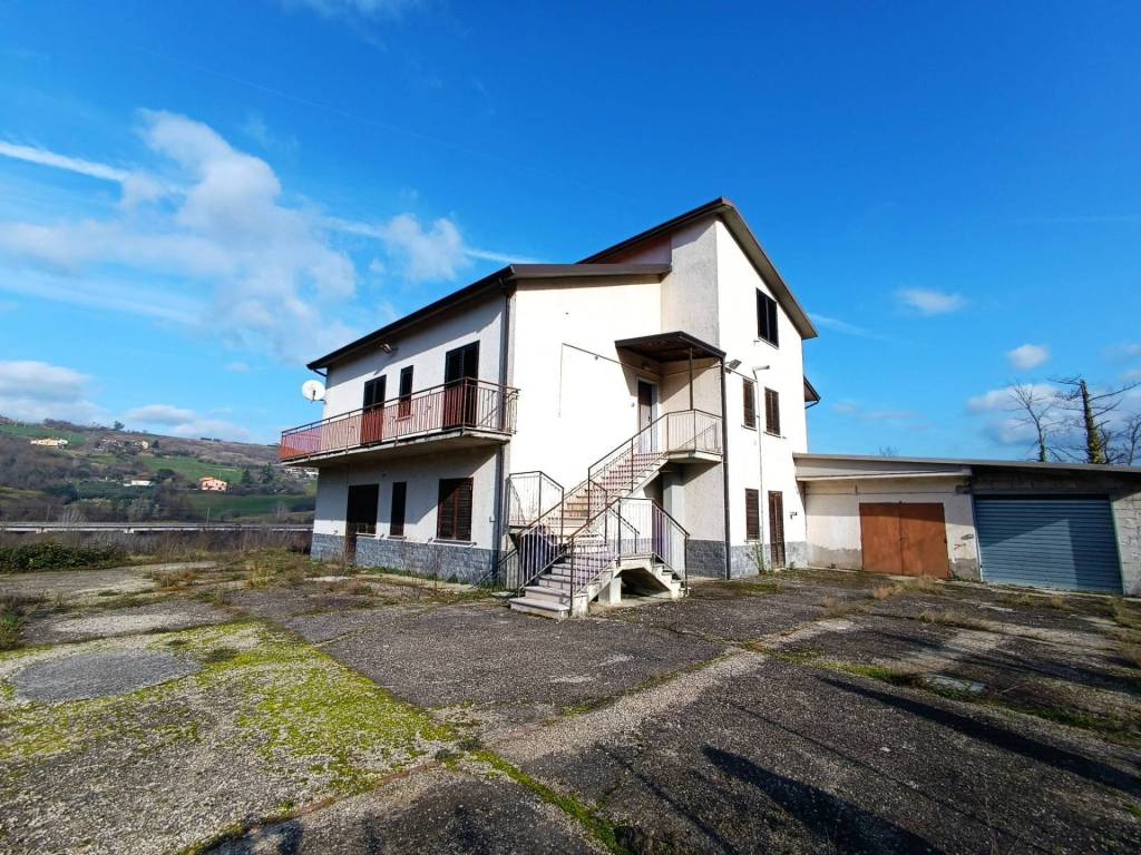 Casa Indipendente in vendita a Ceppaloni via Cortoffo