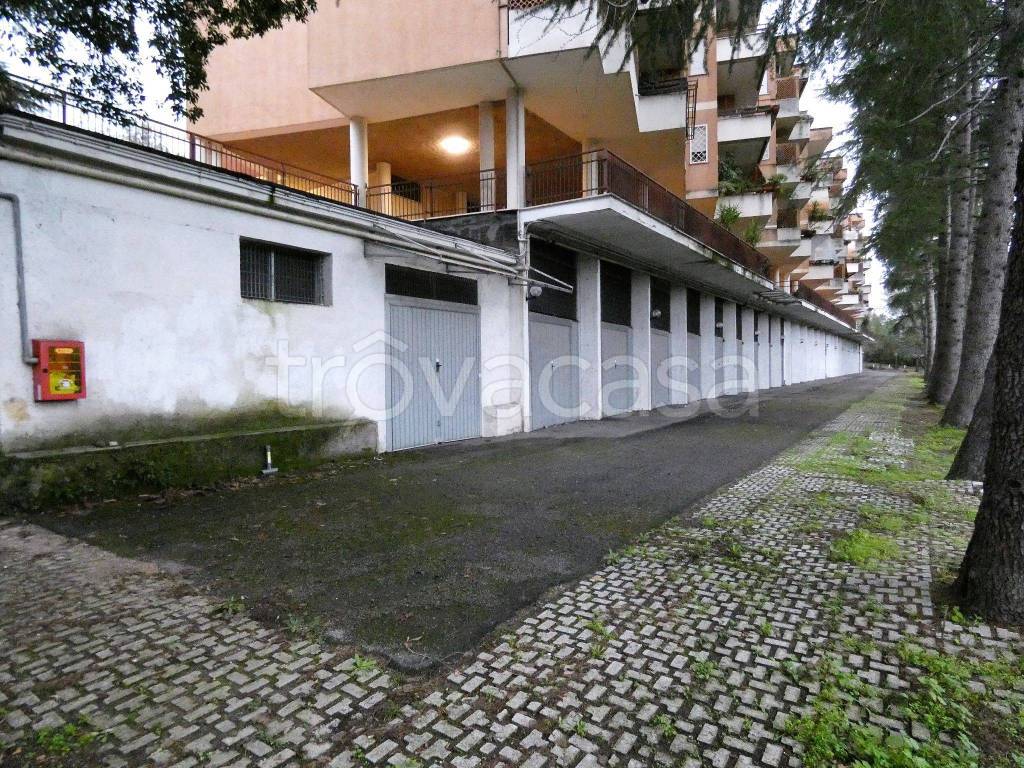 Garage in vendita a Roma via Orazio Console, 162