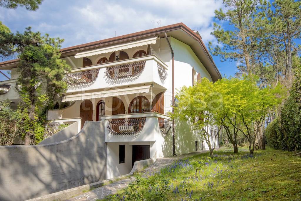 Villa Bifamiliare in vendita a Lignano Sabbiadoro calle Schumann, 8
