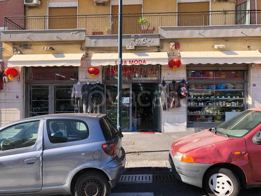 Negozio in vendita a Catania viale Vittorio Veneto, 329