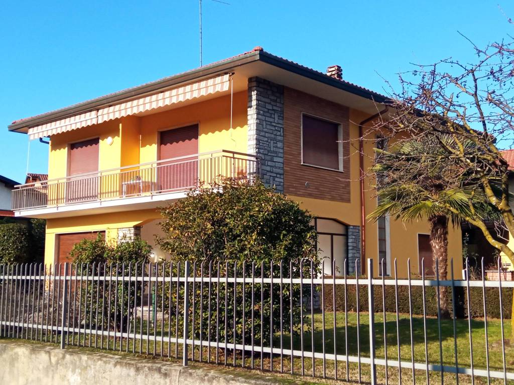 Villa in vendita a Taino via Cervino