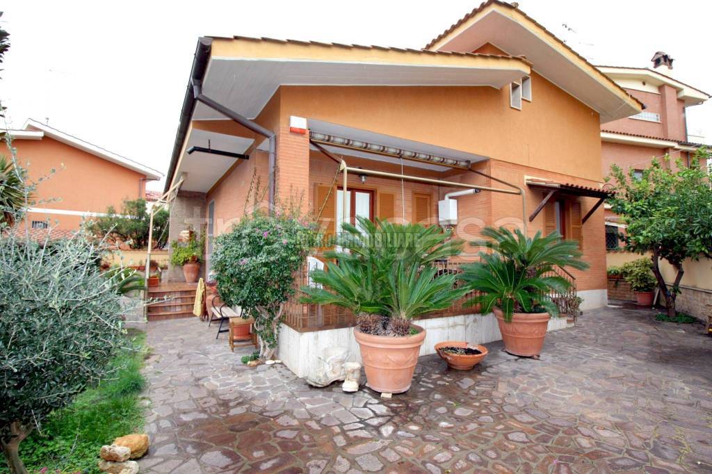 Villa in vendita a Ladispoli via Caltagirone
