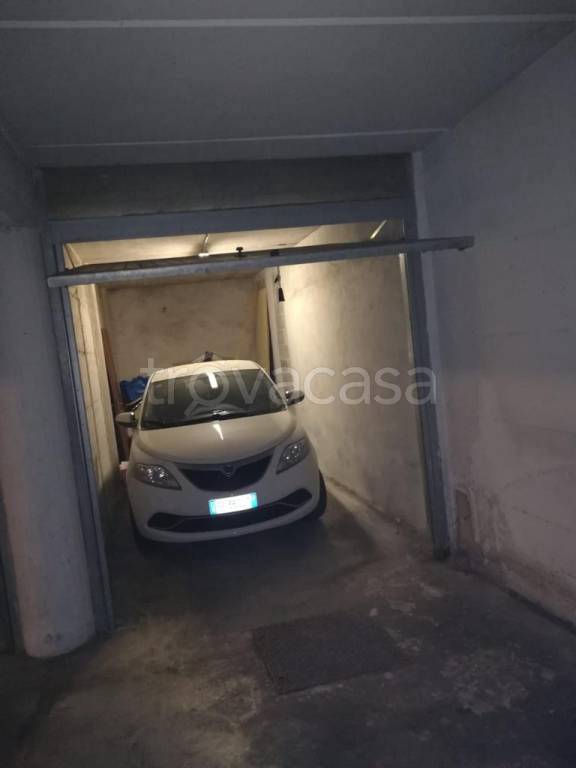 Garage in affitto a Varese via delle Medaglie d'Oro, 15