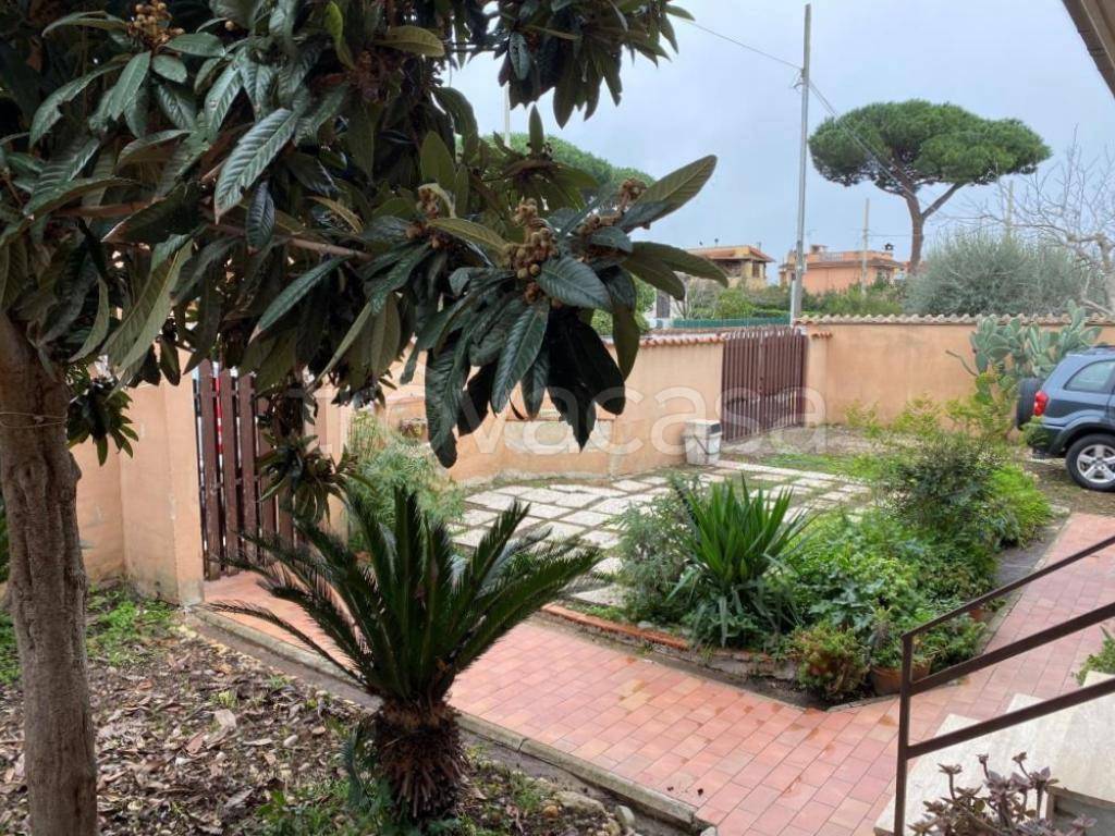Villa in vendita a Pomezia via Mar Ionio, 4