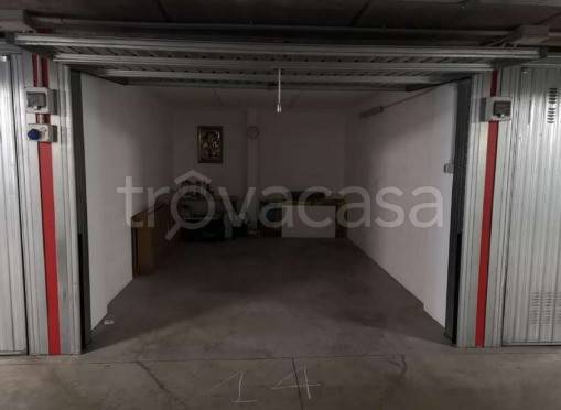 Garage in vendita a Milano via Cascina Bianca, 9