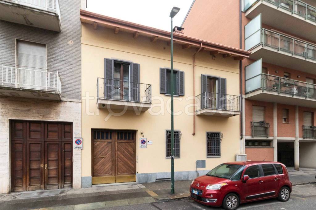 Casa Indipendente in vendita a Torino via Genola, 8