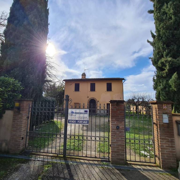 Villa in vendita a Foligno via Oslavia