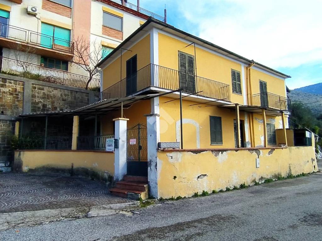Casa Indipendente in vendita a Villa Santa Lucia via Madonna delle Grazie, 13