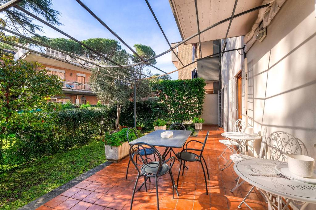 Appartamento in vendita a Roma via di Valle Alessandra, 38