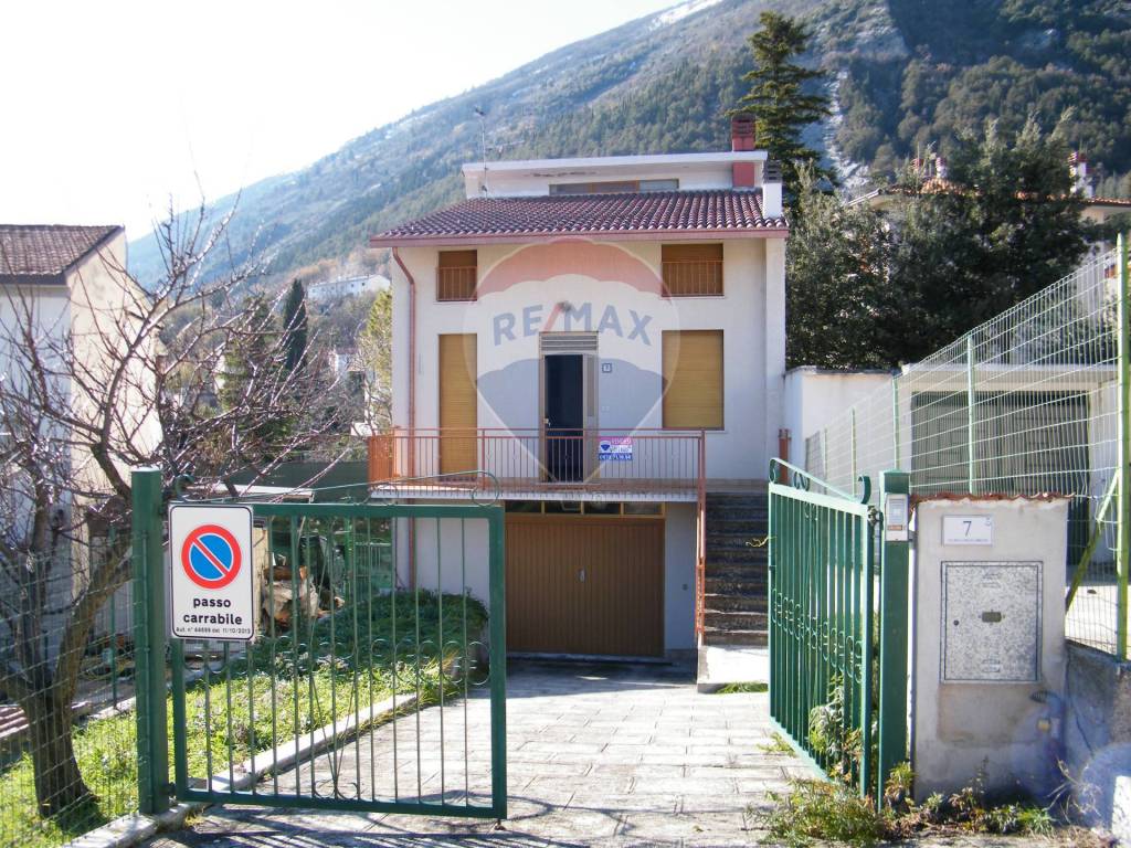Villa in vendita a Taranta Peligna via Duca Degli Abruzzi, 7