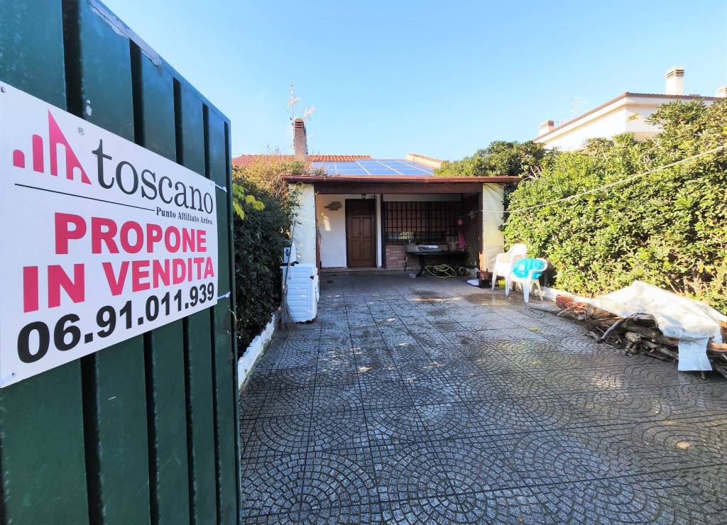 Villa a Schiera in vendita ad Ardea lungomare Tor San Lorenzo, 250