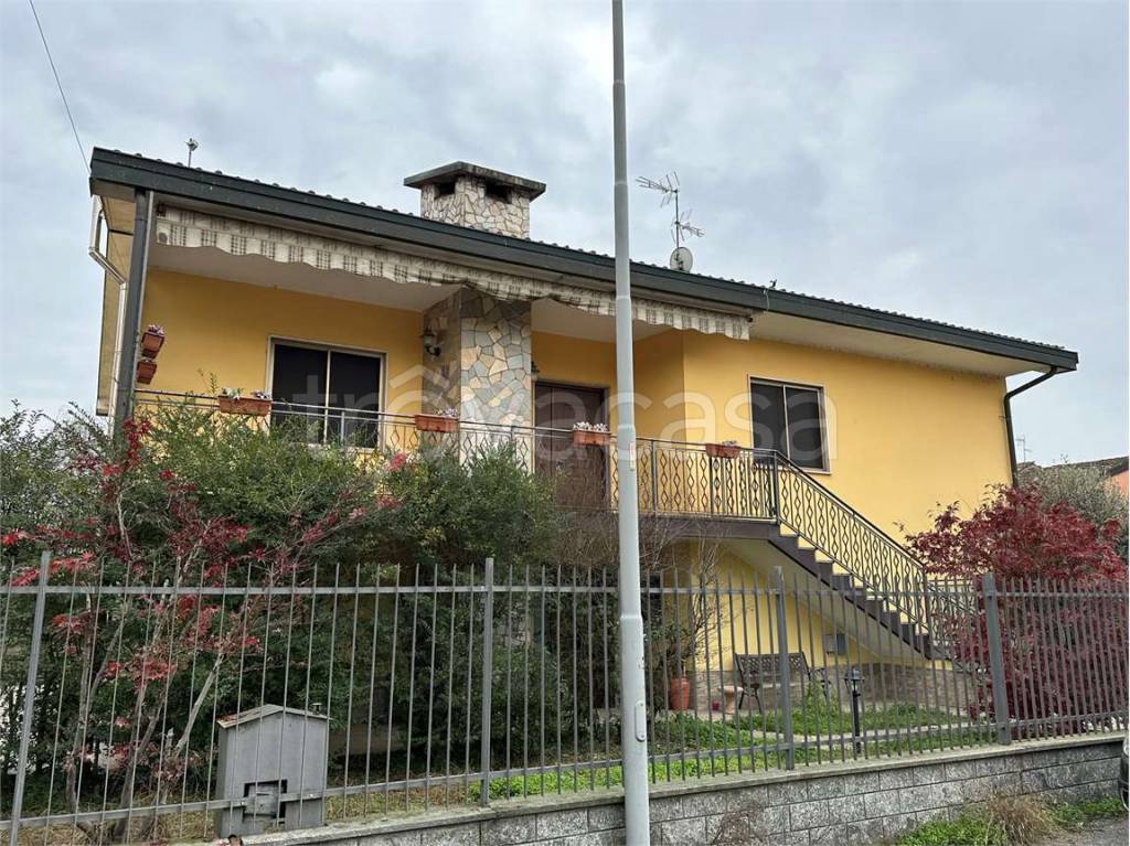 Villa in vendita a Valle Salimbene via IV Novembre, 4