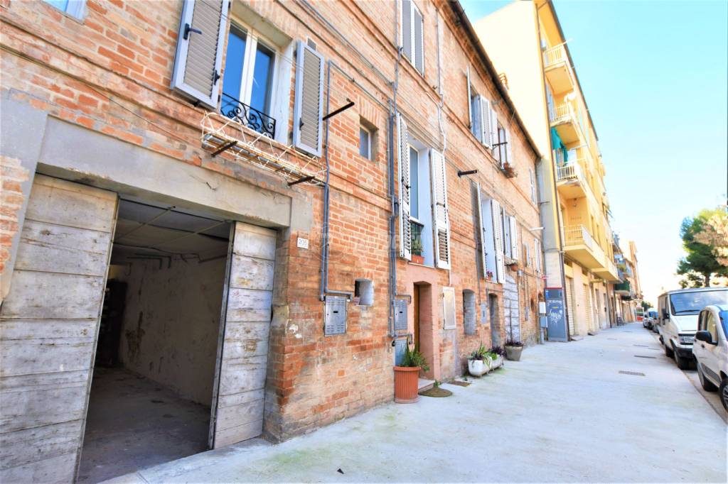 Magazzino in vendita a Porto San Giorgio via Giordano Bruno 205