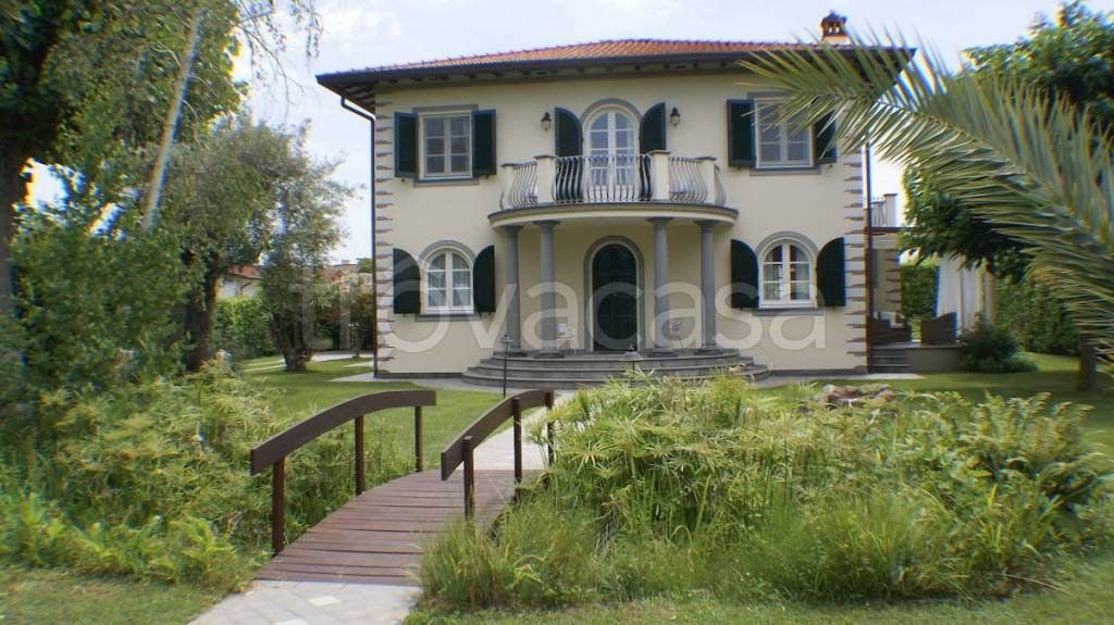 Villa in affitto a Forte dei Marmi via Giuseppe Viner