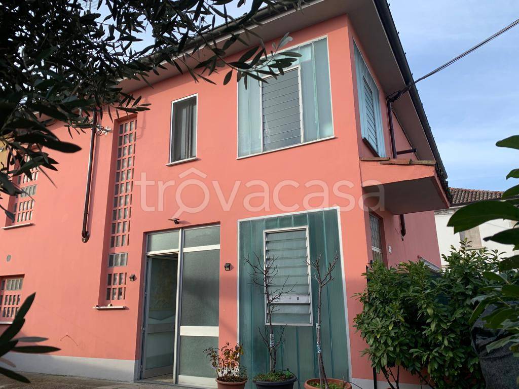 Villa in vendita a Vercelli strada Provinciale dei Cairoli