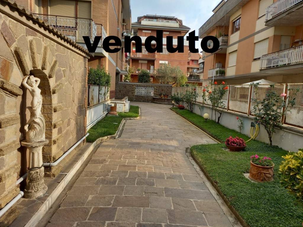 Appartamento in vendita ad Ariccia via Giuseppe Romita, 14