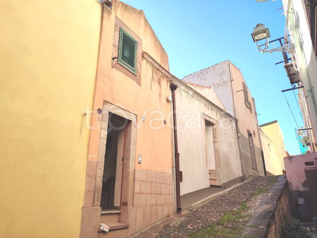 Casa Indipendente in vendita a Bosa via Serravalle