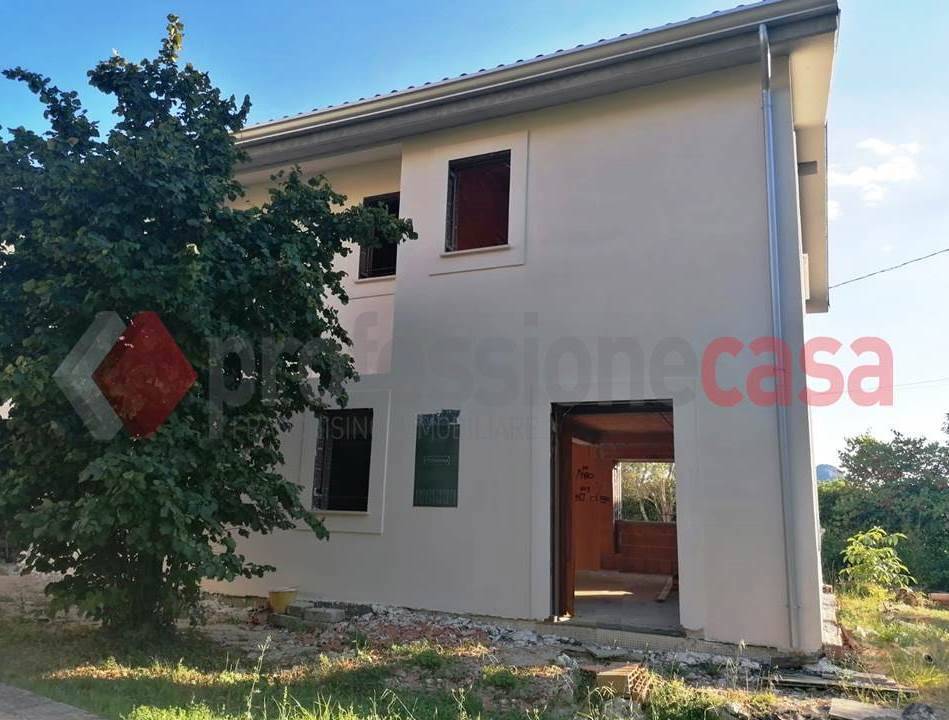 Villa Bifamiliare in vendita a Cervaro via Rodi, snc