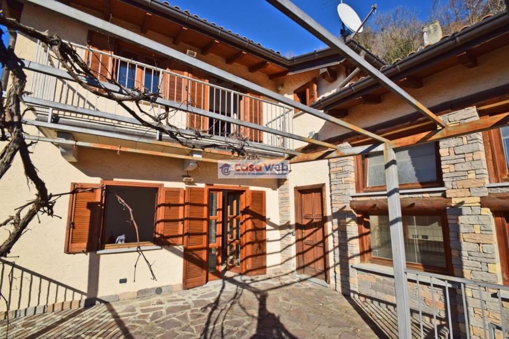 Villa in vendita a Laveno-Mombello via vararo, 22