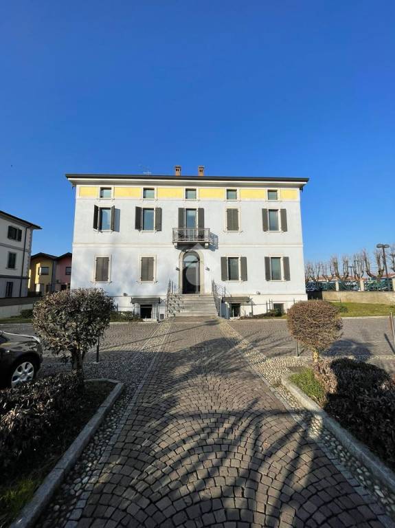 Ufficio in vendita a Romano di Lombardia via Duca d'Aosta, 21