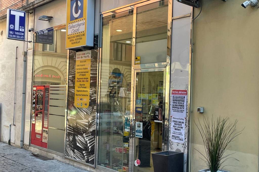 Tabaccheria in vendita a Pesaro via Carlo Cattaneo, 1