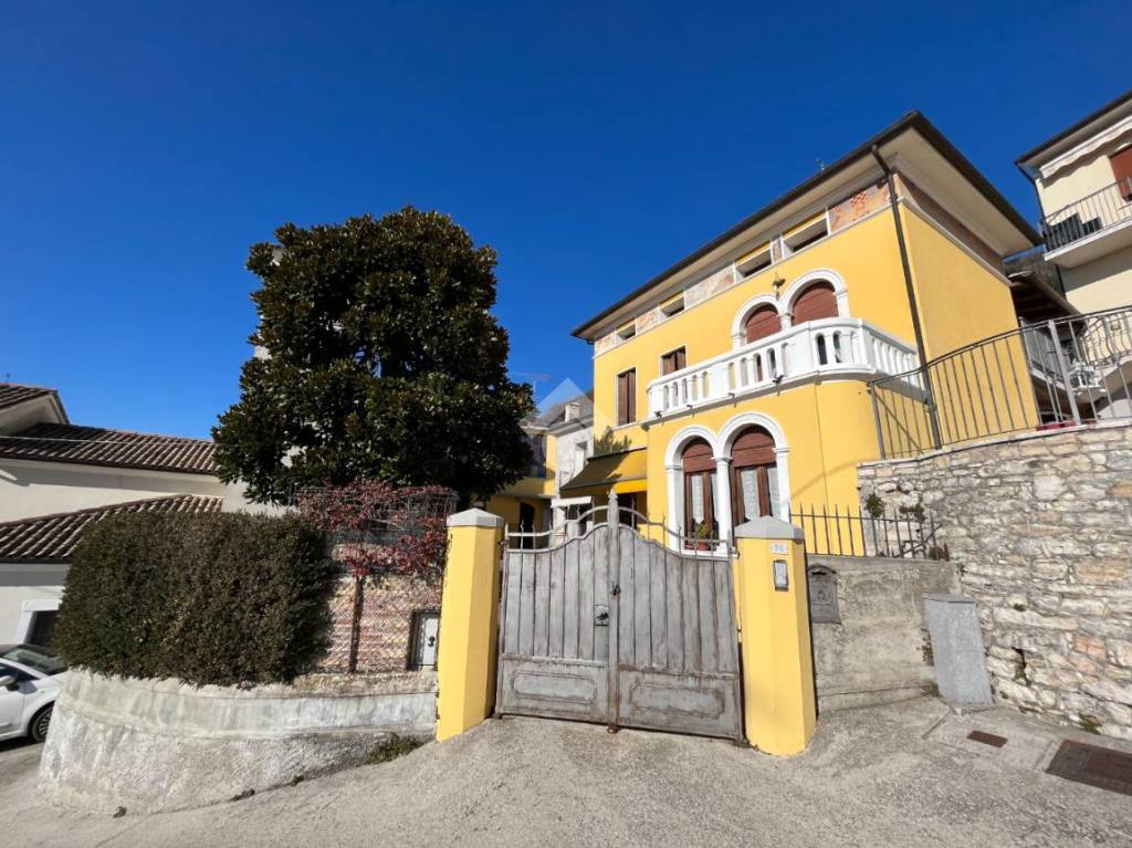 Villa in vendita a Valdobbiadene via Santa Lucia