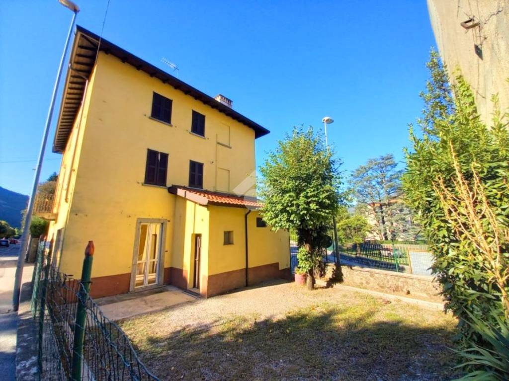 Appartamento in vendita a Canzo via Alessandro Volta, 22