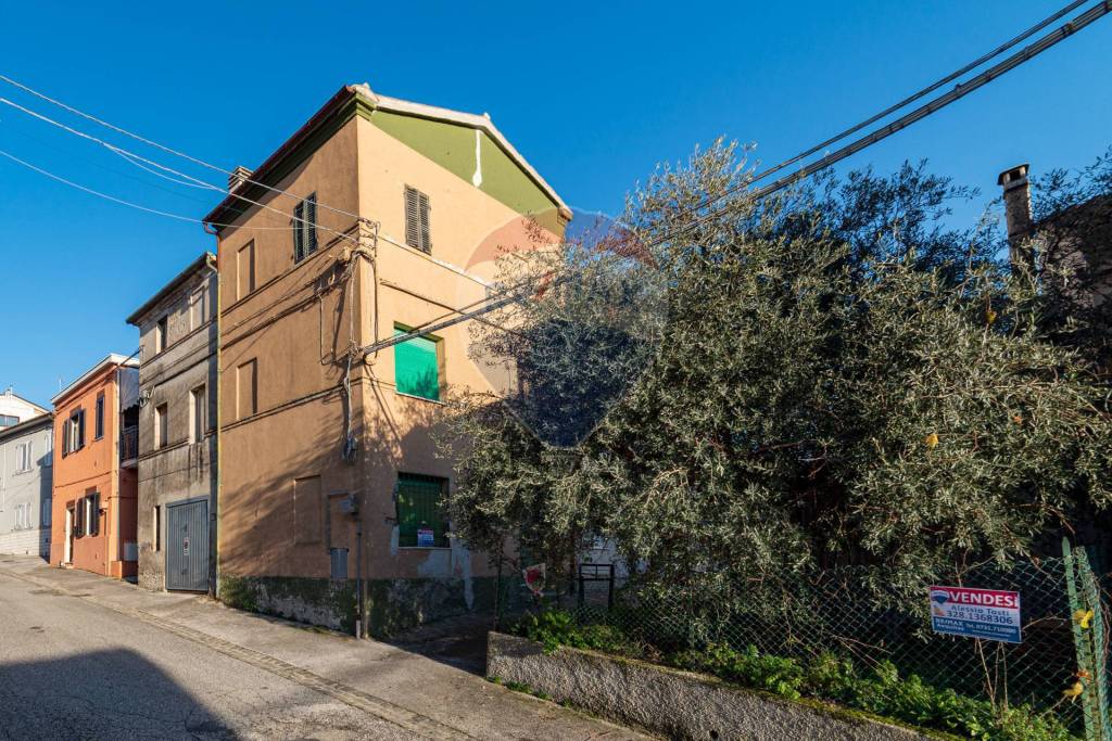 Casa Indipendente in vendita a Santa Maria Nuova via Moreschi, 2A