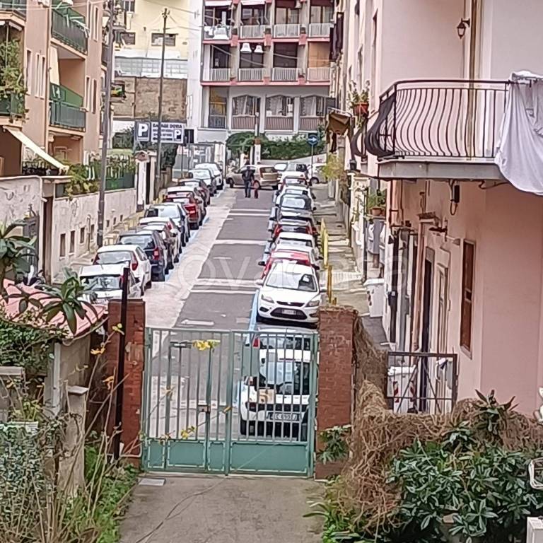 Magazzino in vendita a Napoli via Vincenzo Gemito, 16