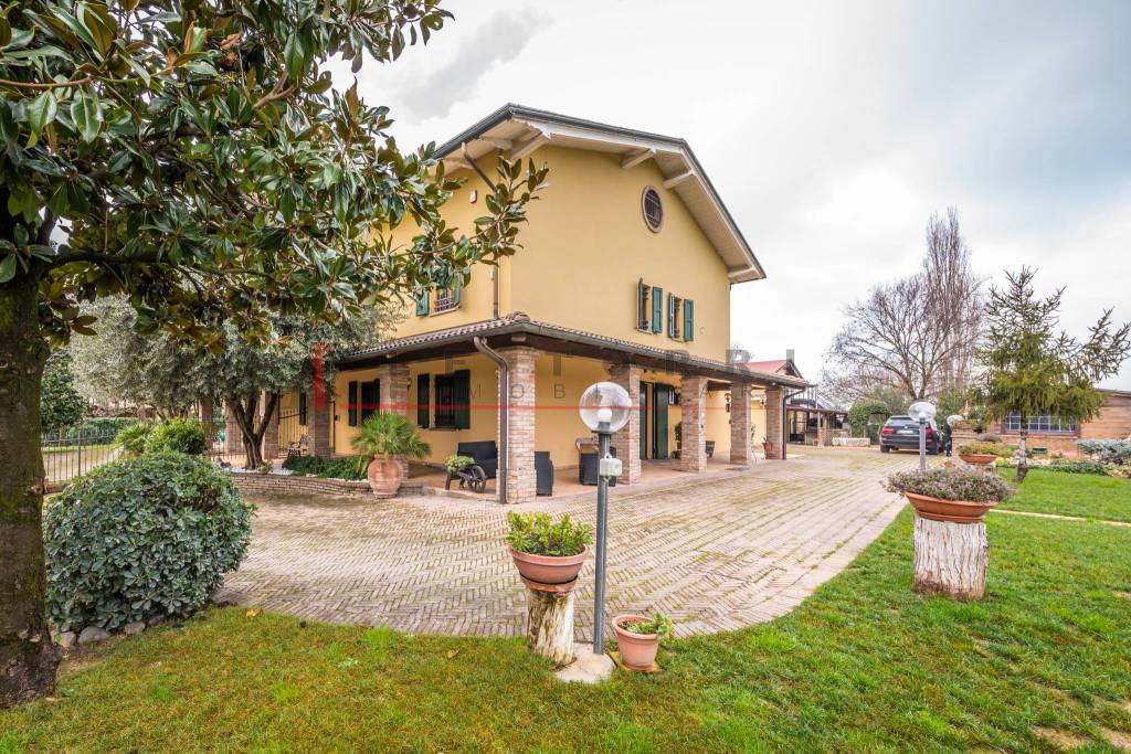 Villa in vendita a Modena via Pietro Giardini, 1288/1