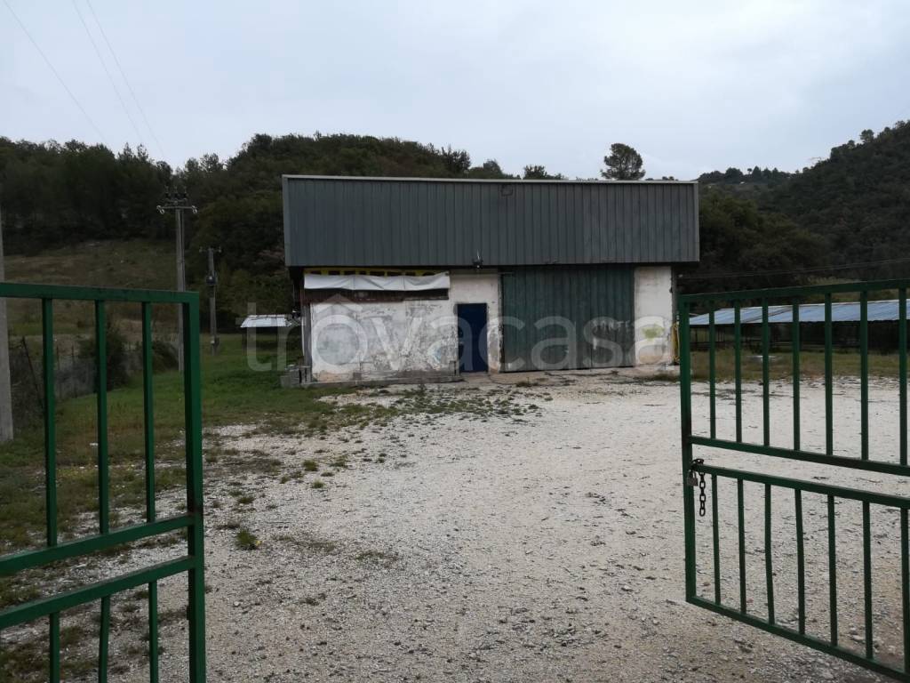 Capannone Industriale in in vendita da privato a Spoleto frazione Strettura, 31