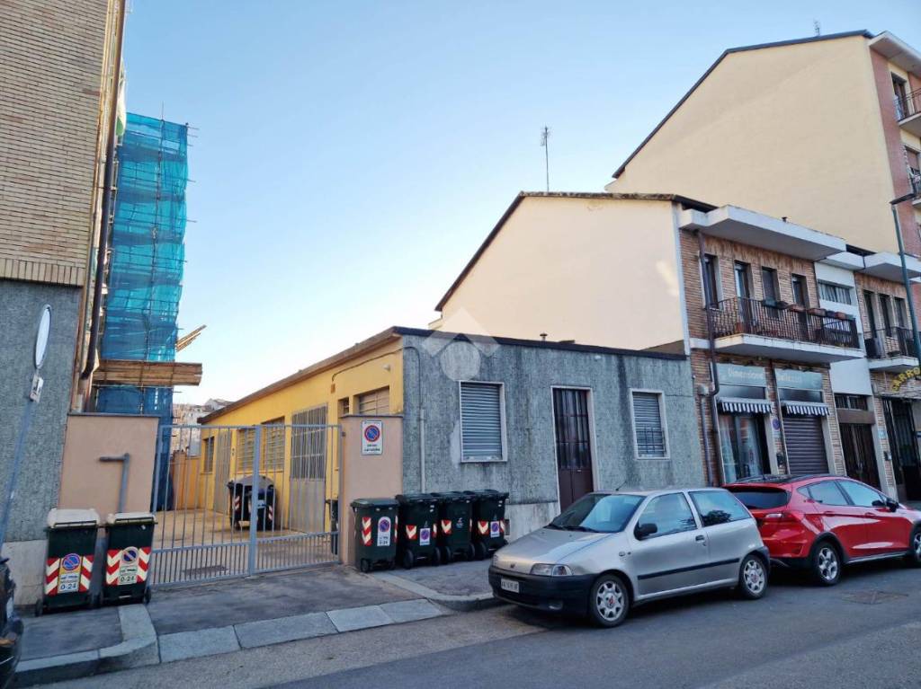 Magazzino in vendita a Torino via Chambéry, 61