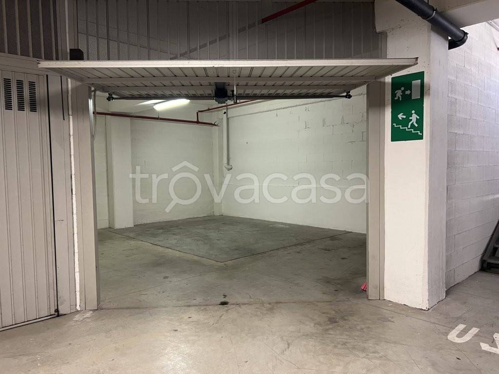 Garage in affitto a Genova via Piandilucco