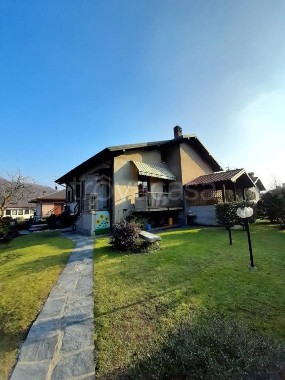 Villa Bifamiliare in vendita a Bisuschio via Vittorio Alfieri, 10