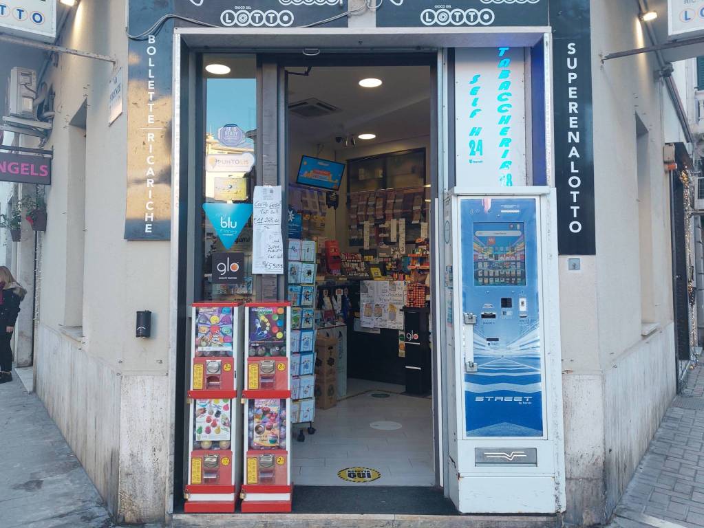Tabaccheria in vendita a Pescara via Firenze, 135