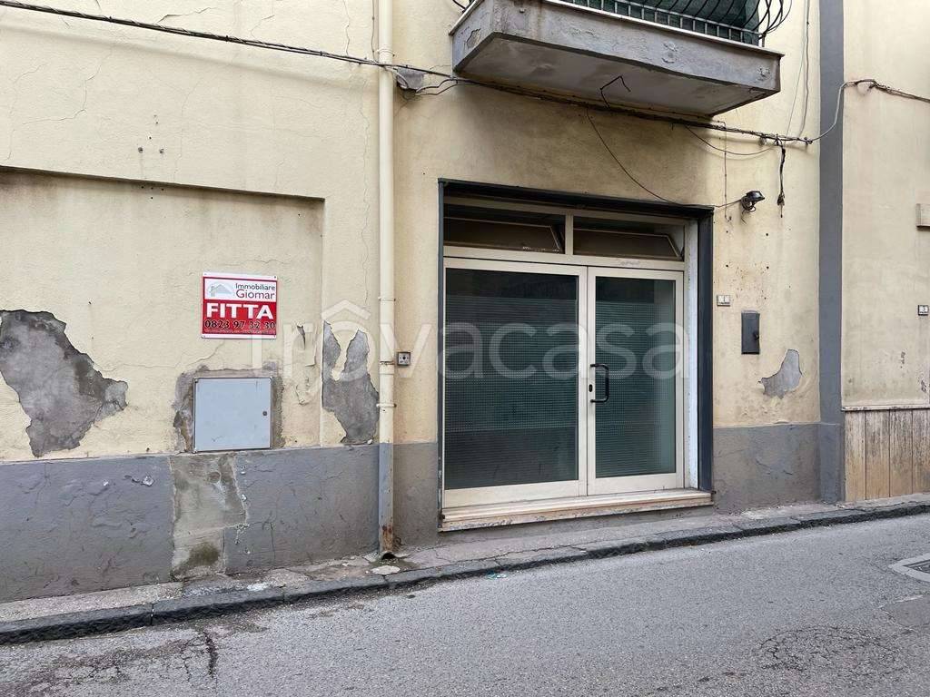 Negozio in affitto a Mondragone via Maggior Boccucci , 1