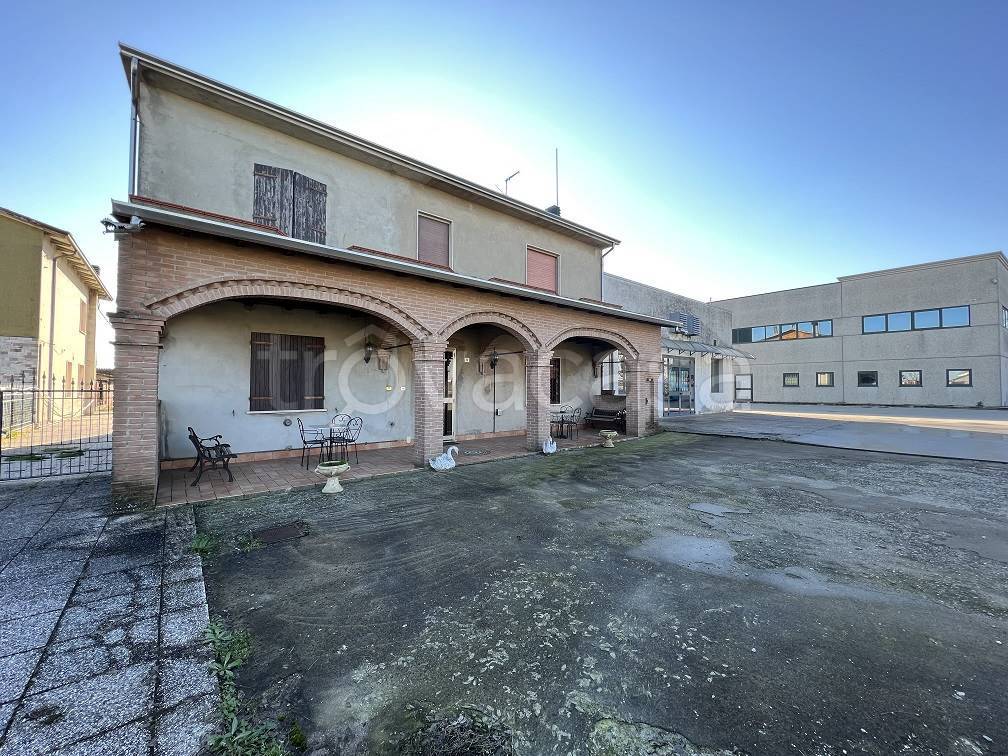 Villa in vendita a Serravalle a Po