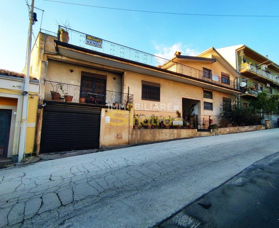 Casa Indipendente in vendita a Santa Maria di Licodia via Vittorio Emanuele, 380