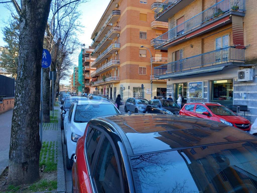 Negozio in affitto a Caserta via Alcide De Gasperi