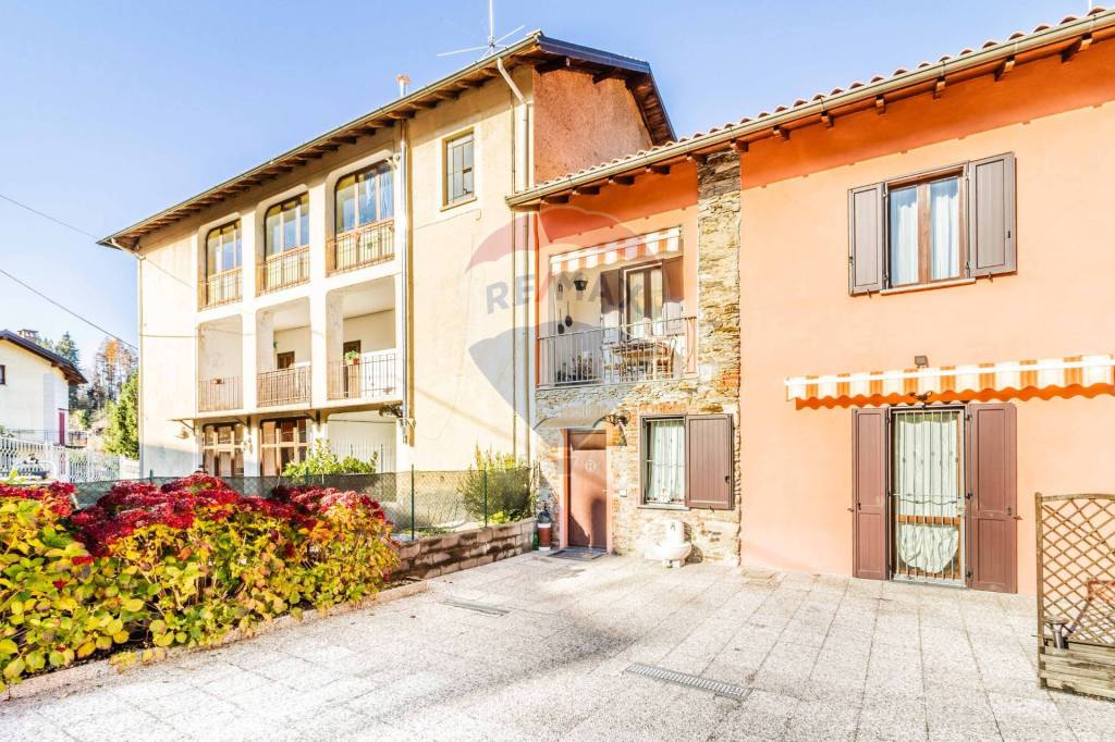 Casa Indipendente in vendita a Montegrino Valtravaglia via verbano, 10