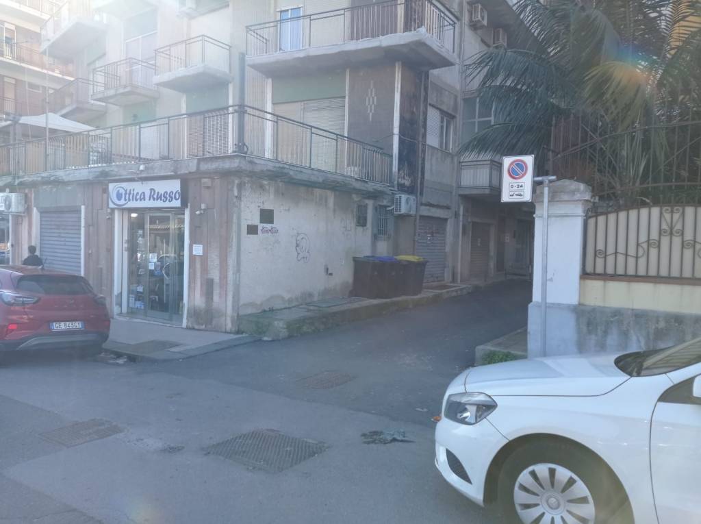 Magazzino in vendita a Messina via Francesco Sicuro, 7/a