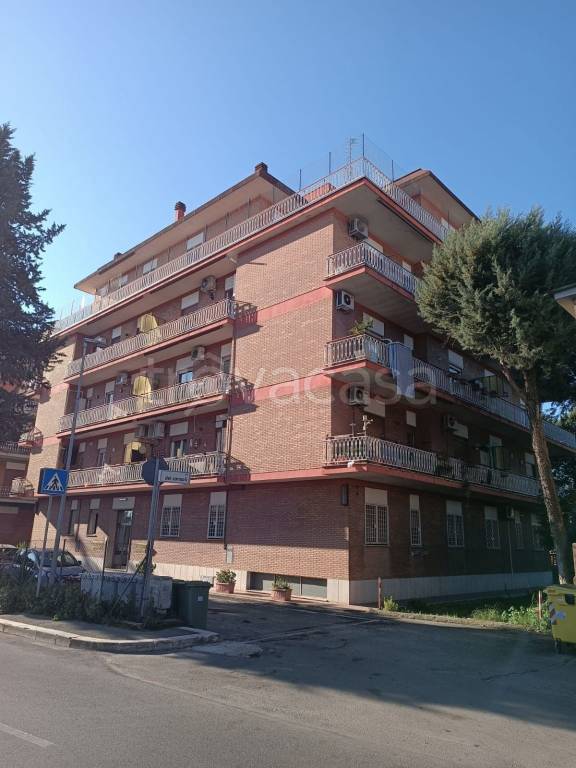 Appartamento in vendita a Guidonia Montecelio via dei Consoli, 6