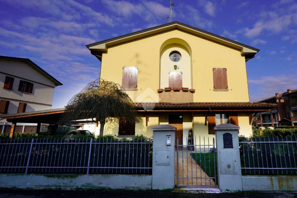 Villa a Schiera in vendita a Castelnovo di Sotto via s. Quasimodo, 2