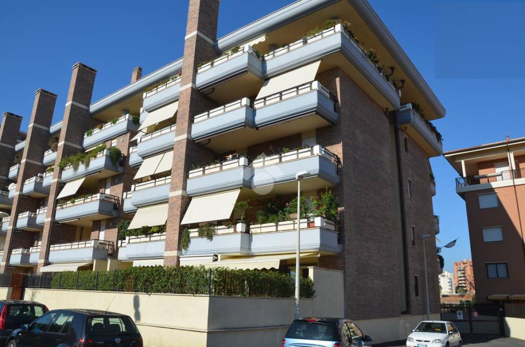 Appartamento in vendita a Pomezia viale Odisseo, 7