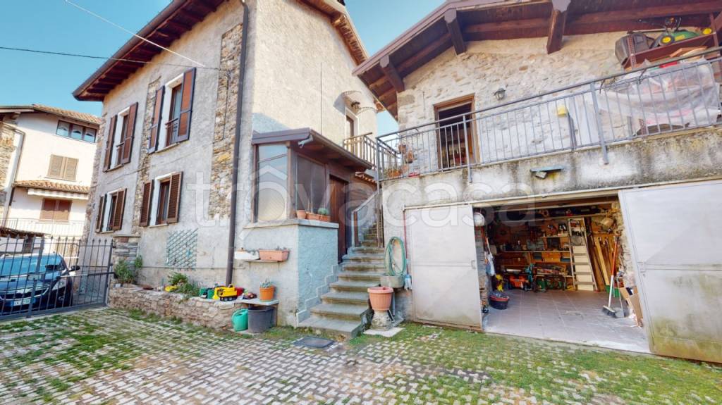 Casa Indipendente in vendita a Porto Valtravaglia via san giorgio, 6