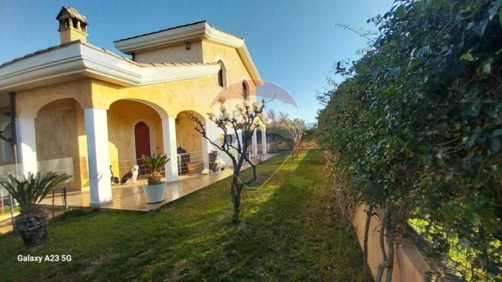 Villa in vendita a Quartu Sant'Elena via Delle Viole, 11-13
